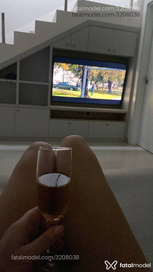Acompanhante mulher com cabelo castanho de olhos verdes - Gabriela