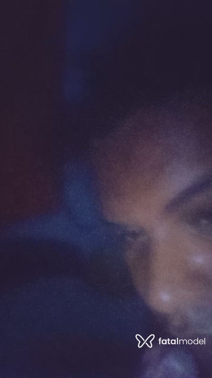 Acompanhante mulher trans morena (o) de olhos pretos - Teteh Souza