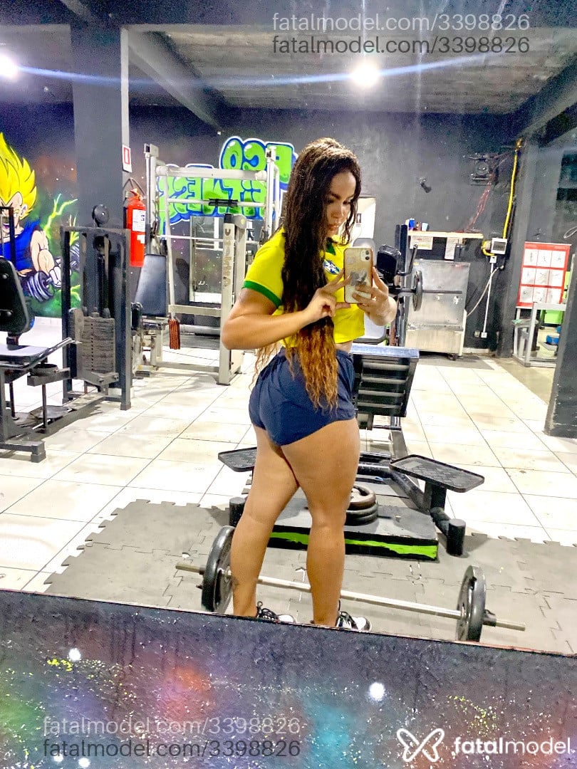 Acompanhante mulher morena (o) de olhos verdes - Kine Mally