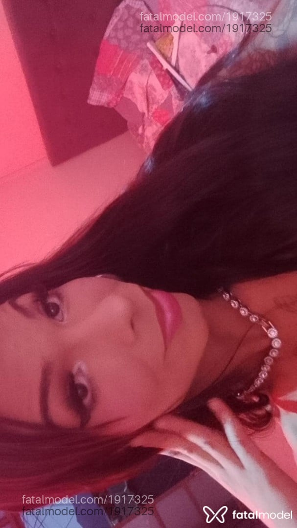 Acompanhante mulher trans com cabelo castanho de olhos castanhos - ímola
