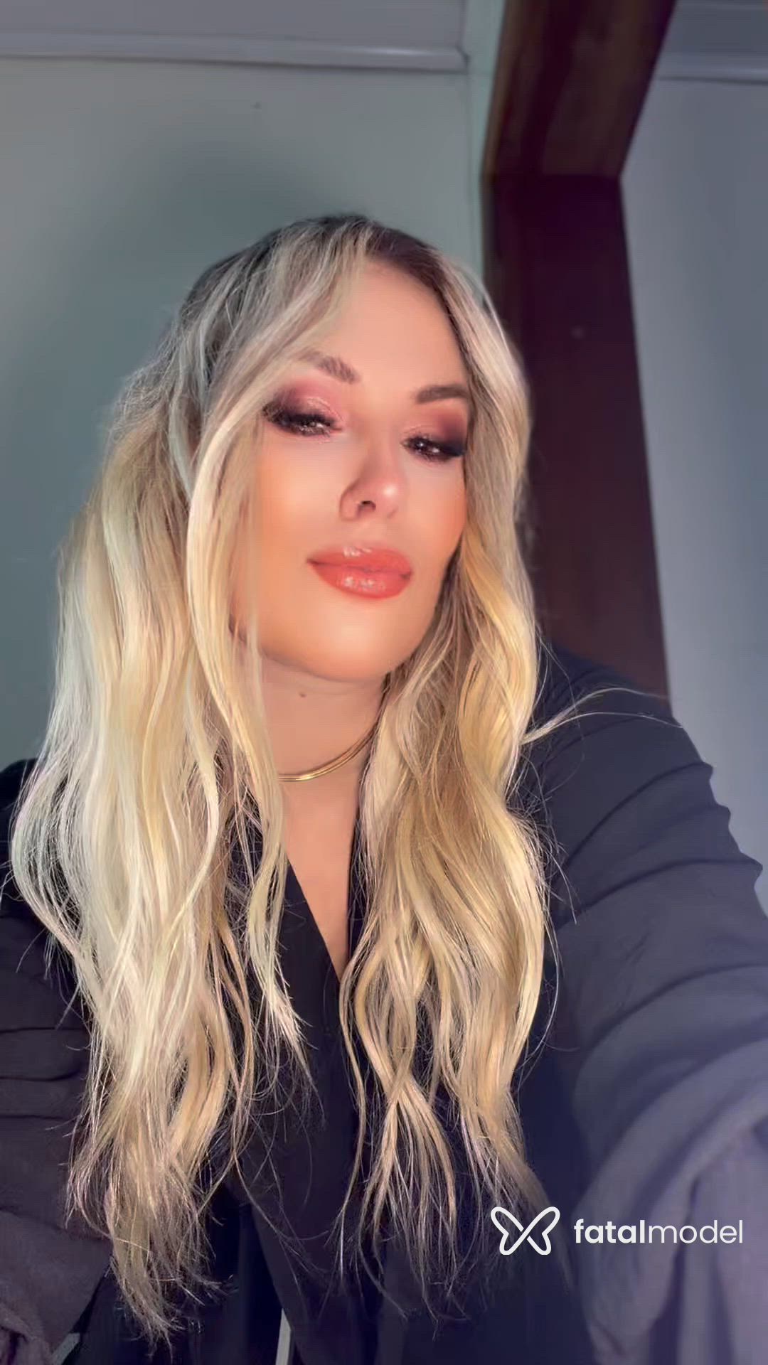 Acompanhante mulher loira (o) de olhos castanhos - CAMILA