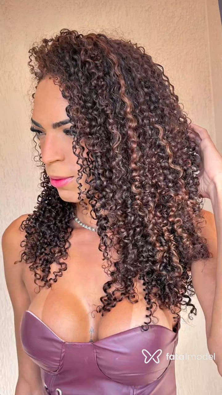 Acompanhante mulher trans morena (o) de olhos castanhos - pérola mel