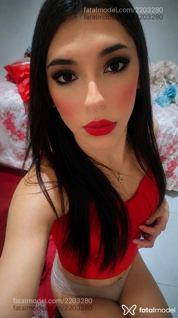 Acompanhante mulher trans com cabelo castanho de olhos mel - Lua Turquesa