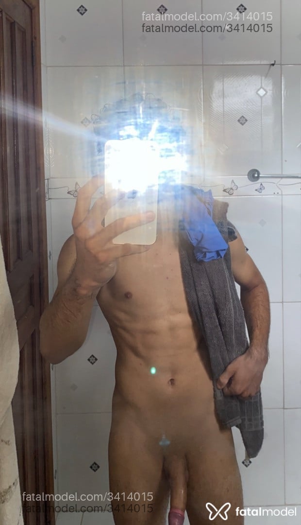 Acompanhante homem com cabelo castanho de olhos pretos - Felipe