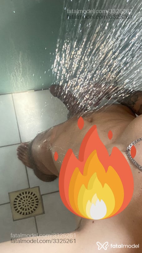 Acompanhante homem com cabelo castanho de olhos pretos - Pedro