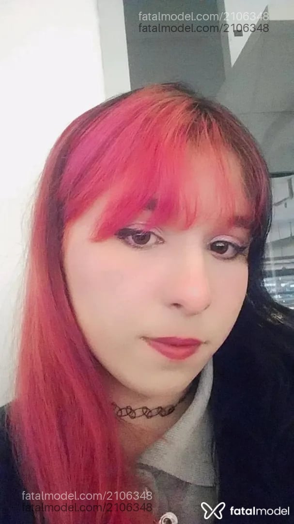 Acompanhante mulher trans com cabelo colorido de olhos castanhos - Mina