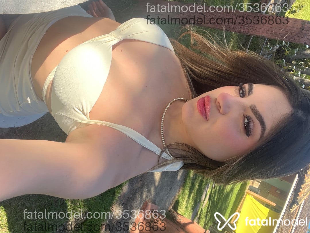 Acompanhante mulher loira (o) de olhos castanhos - Milena