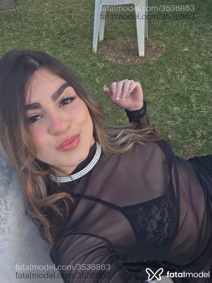 Acompanhante mulher loira (o) de olhos castanhos - Milena