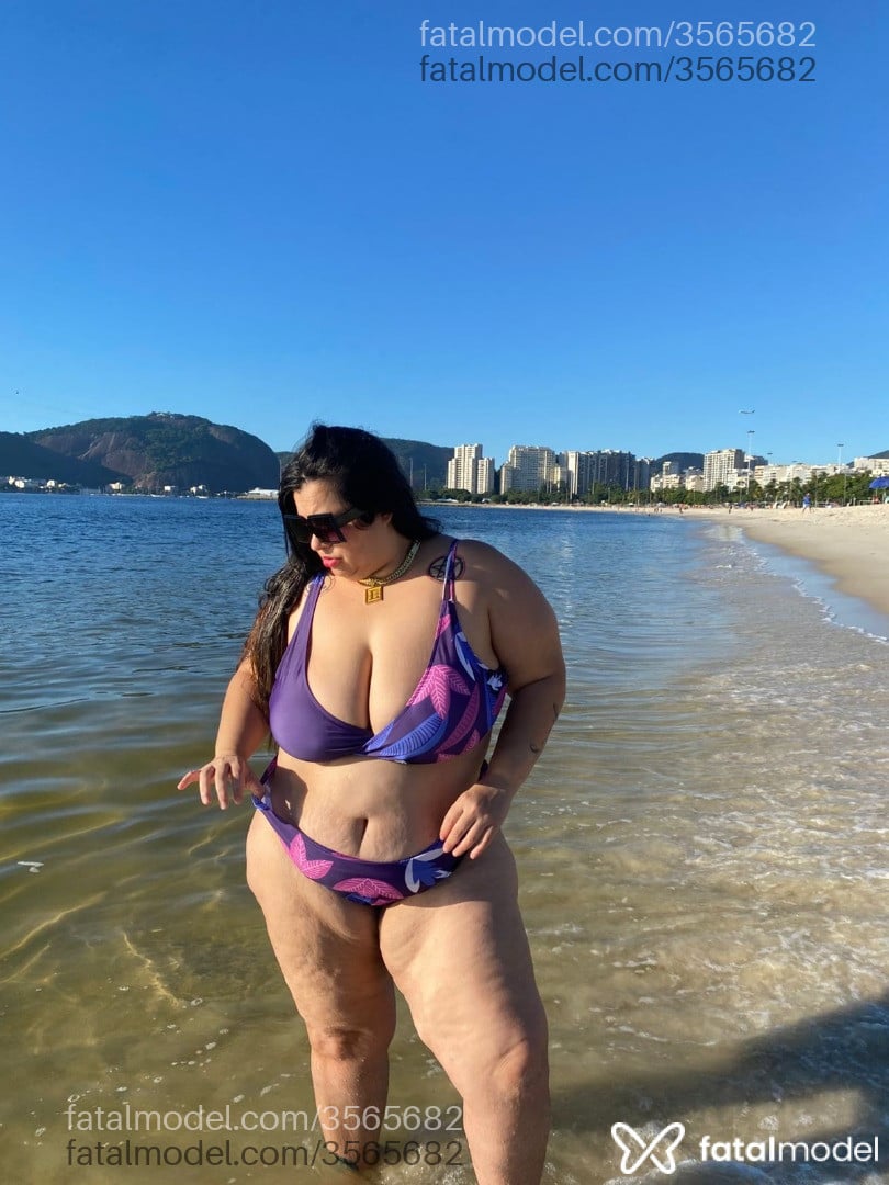 Acompanhante mulher com cabelo castanho de olhos castanhos - Lia Oliveira