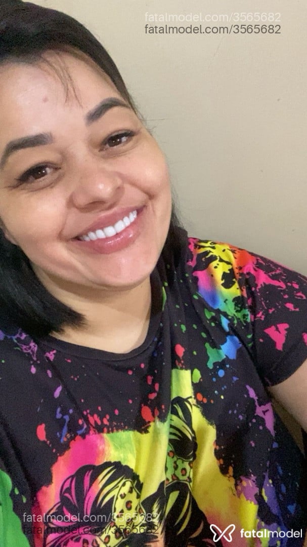 Acompanhante mulher com cabelo castanho de olhos castanhos - Lia Oliveira