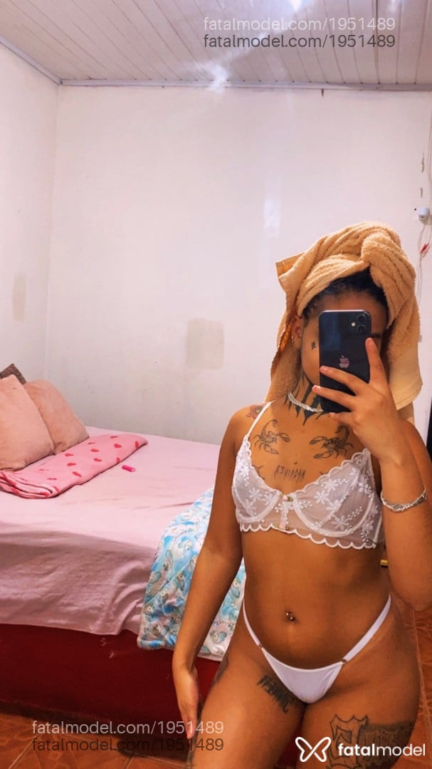 Acompanhante mulher com cabelo castanho de olhos castanhos - Elisa
