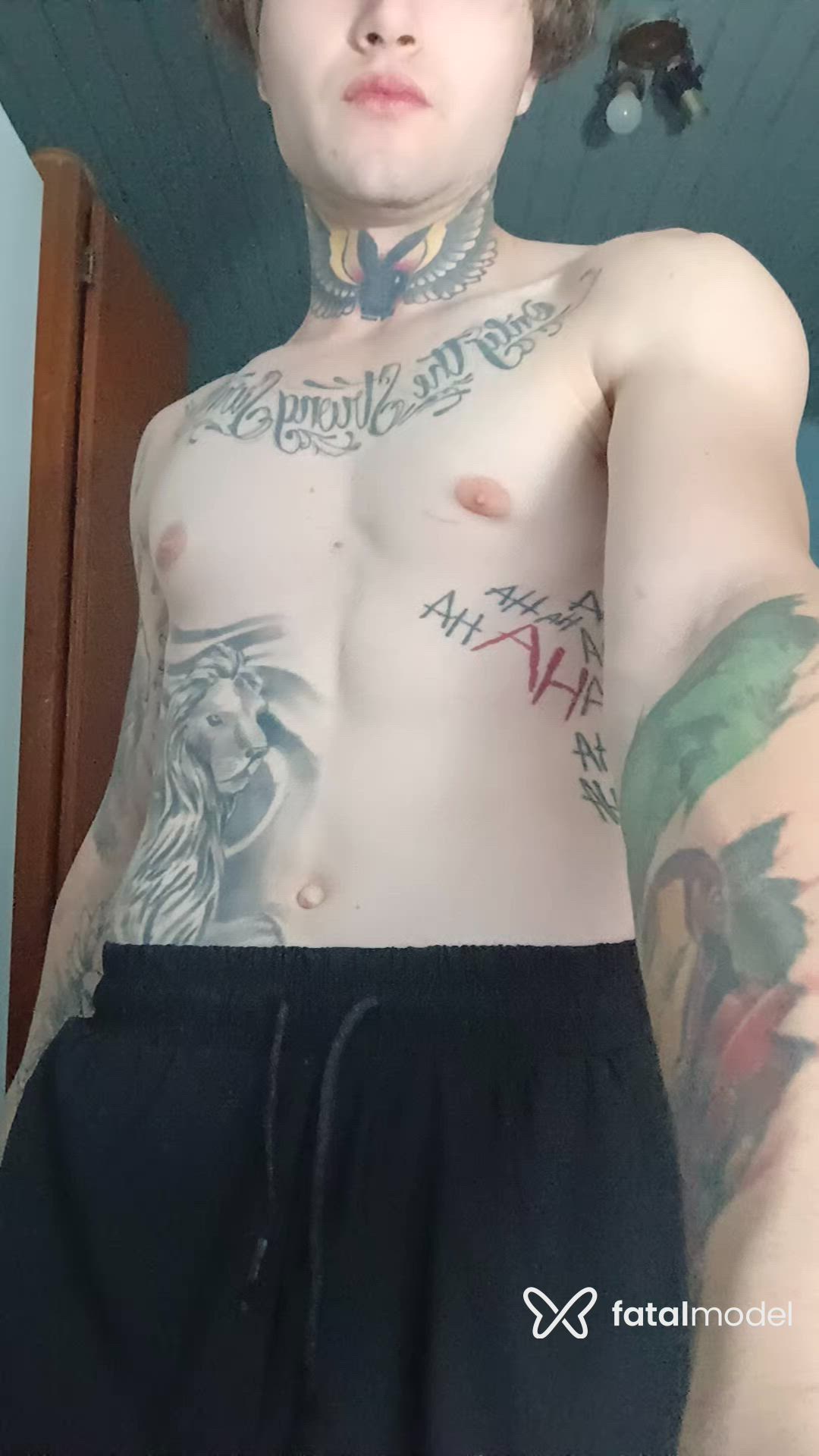 Acompanhante homem com cabelo castanho de olhos azuis - Daniel Magains