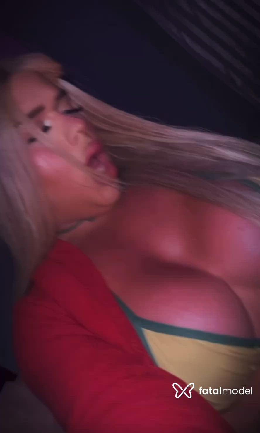 Acompanhante mulher trans loira (o) de olhos castanhos - Babi Corza