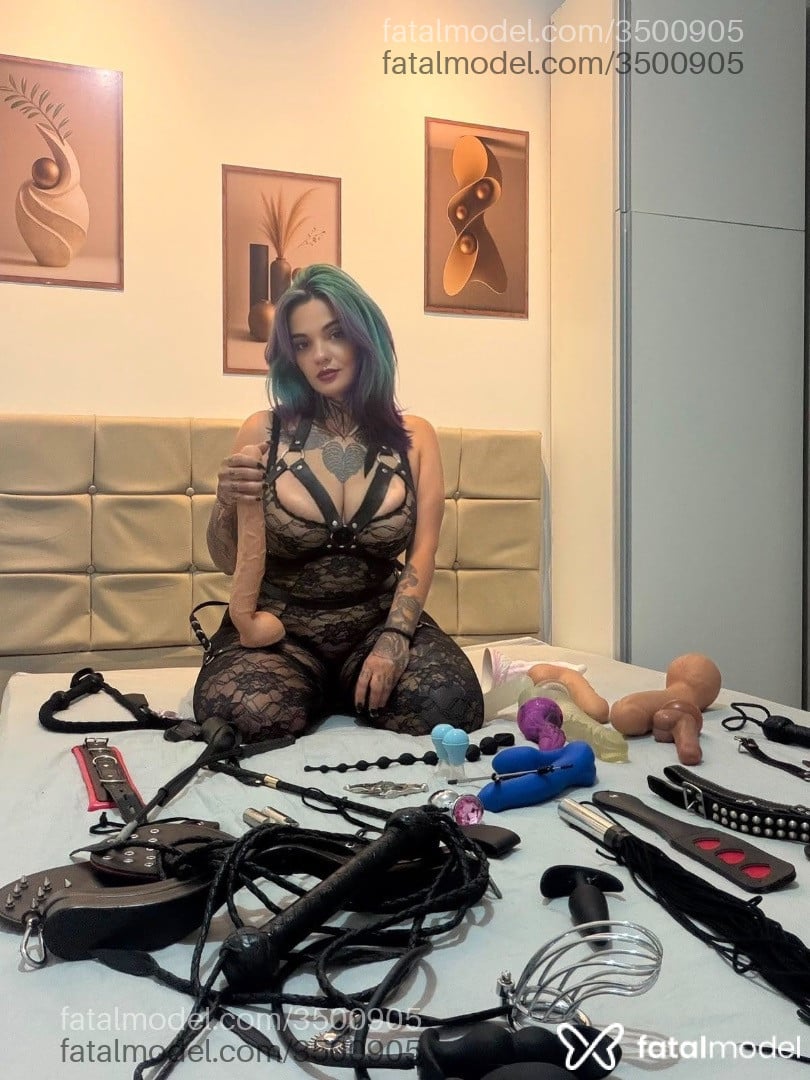 Acompanhante mulher com cabelo colorido de olhos castanhos - Ava Domi
