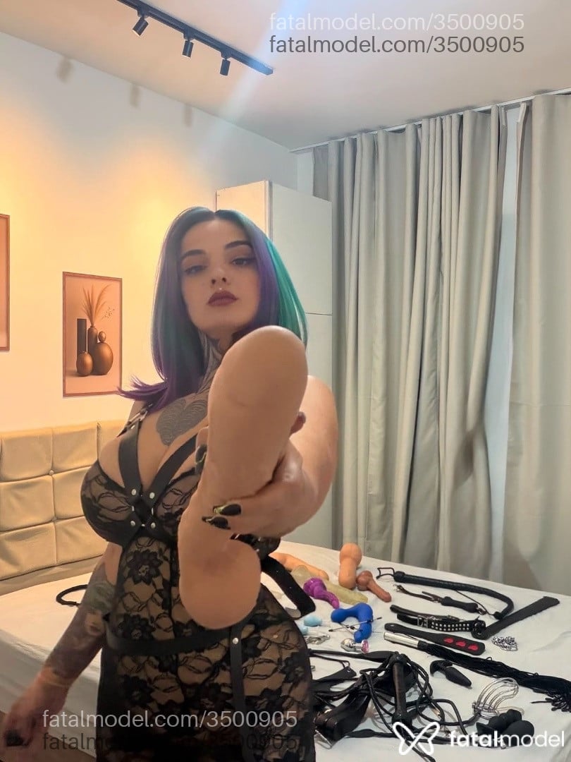 Acompanhante mulher com cabelo colorido de olhos castanhos - Ava Domi