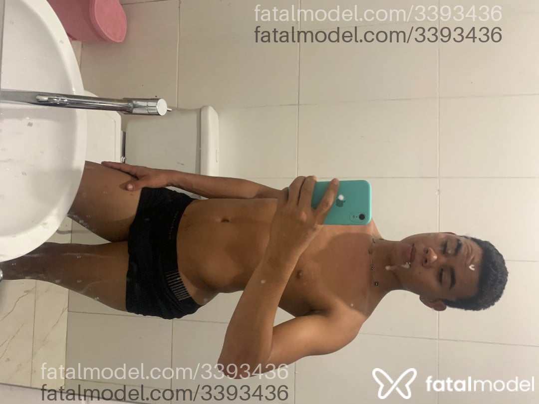 Acompanhante homem com cabelo colorido de olhos castanhos - Keven