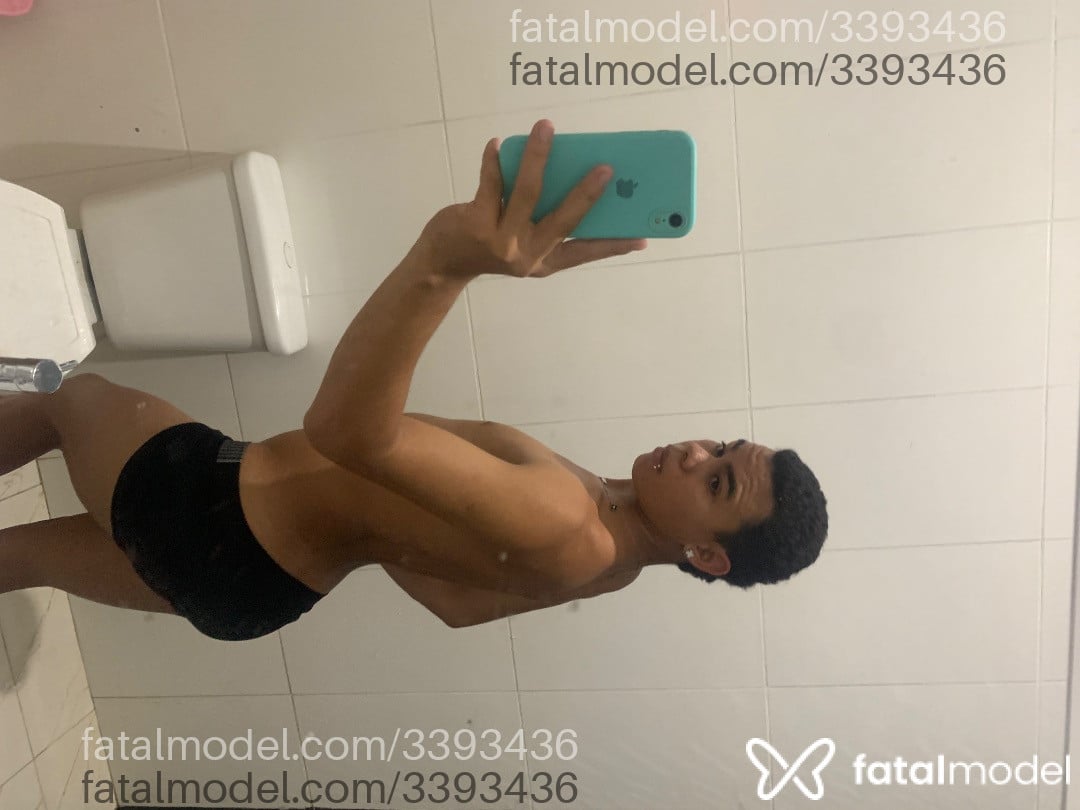 Acompanhante homem com cabelo colorido de olhos castanhos - Keven