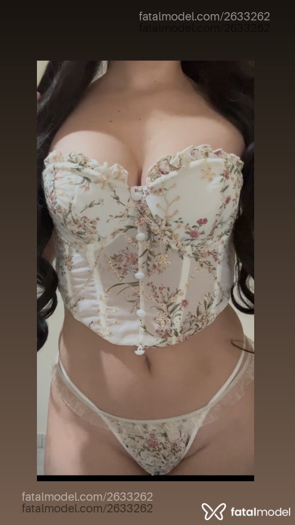 Acompanhante mulher morena (o) de olhos pretos - Karol Acompanhante mulher morena (o) de olhos pretos - Karol