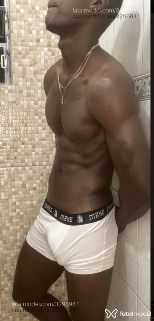 Acompanhante homem morena (o) de olhos castanhos - Pretao Dodato