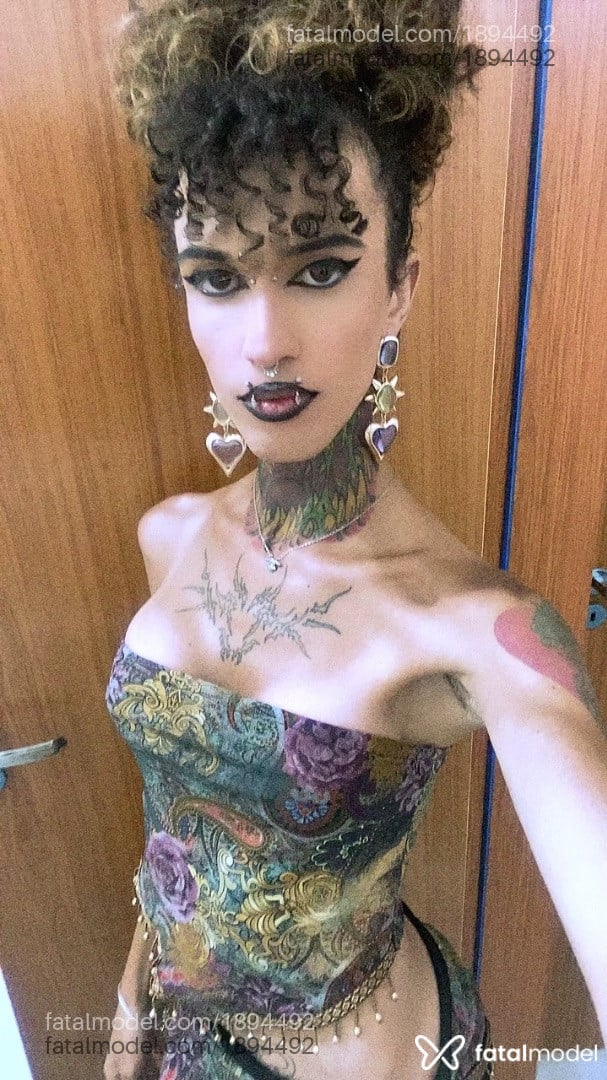 Acompanhante mulher trans com cabelo castanho de olhos castanhos - ísis