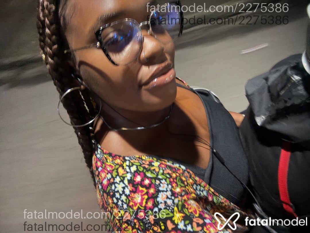 Acompanhante mulher com cabelo castanho de olhos castanhos - Thaiz Benz