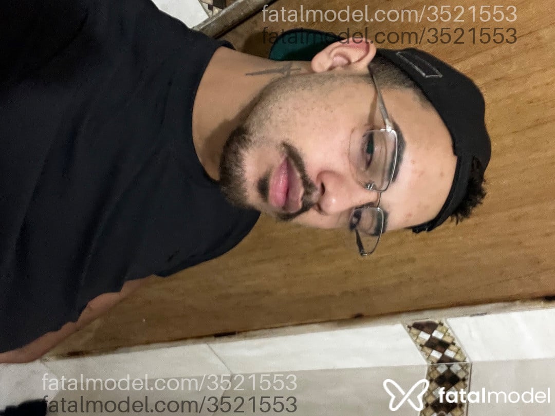 Acompanhante homem morena (o) de olhos castanhos - Pardo