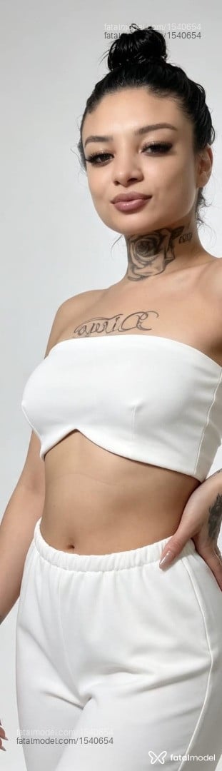 Acompanhante mulher com cabelo castanho de olhos castanhos - Larissa Lais