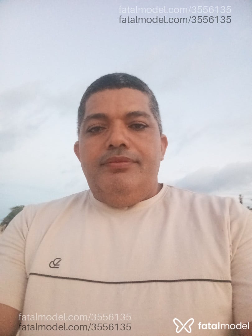 Acompanhante homem com cabelo grisalho de olhos pretos - Potrancado