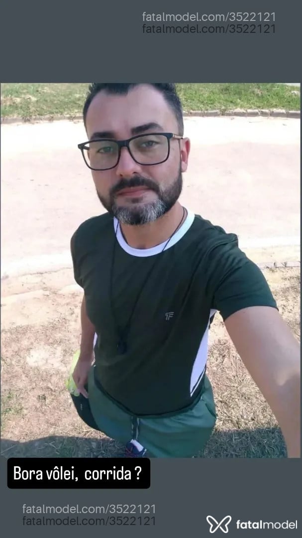 Acompanhante homem com cabelo grisalho de olhos verdes - Seumassoterapeuta