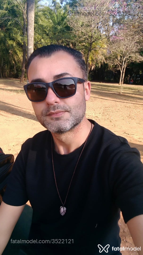 Acompanhante homem com cabelo grisalho de olhos verdes - Seumassoterapeuta