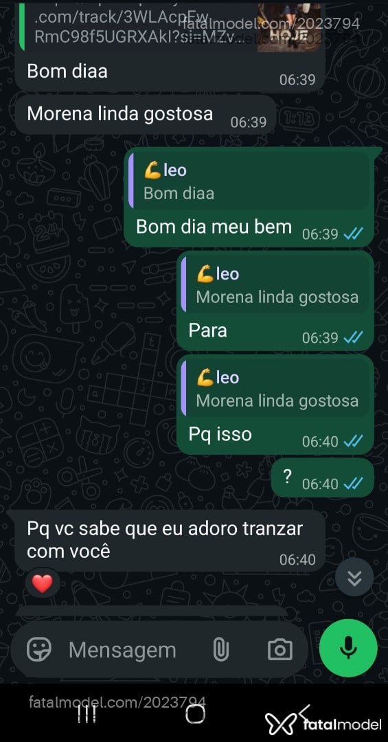 Acompanhante mulher com cabelo colorido de olhos castanhos - Ana Bia