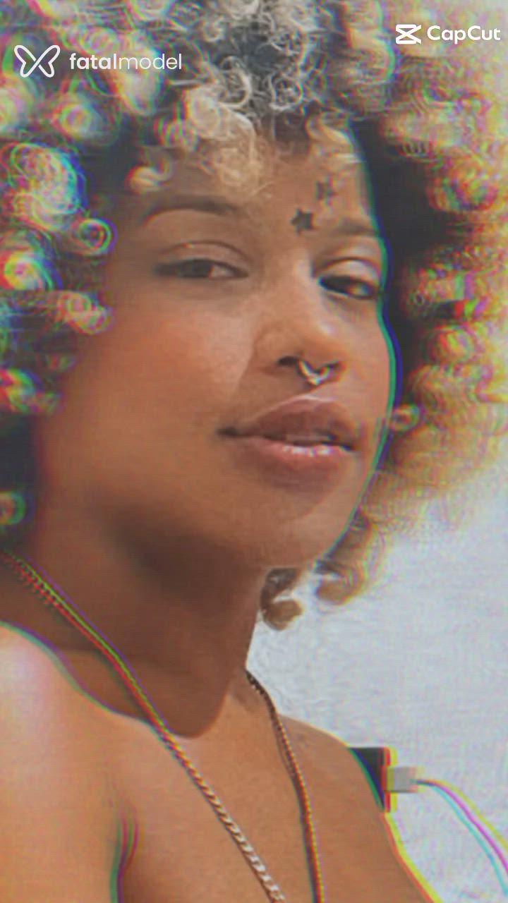 Acompanhante mulher loira (o) de olhos castanhos - Caixinhossoares