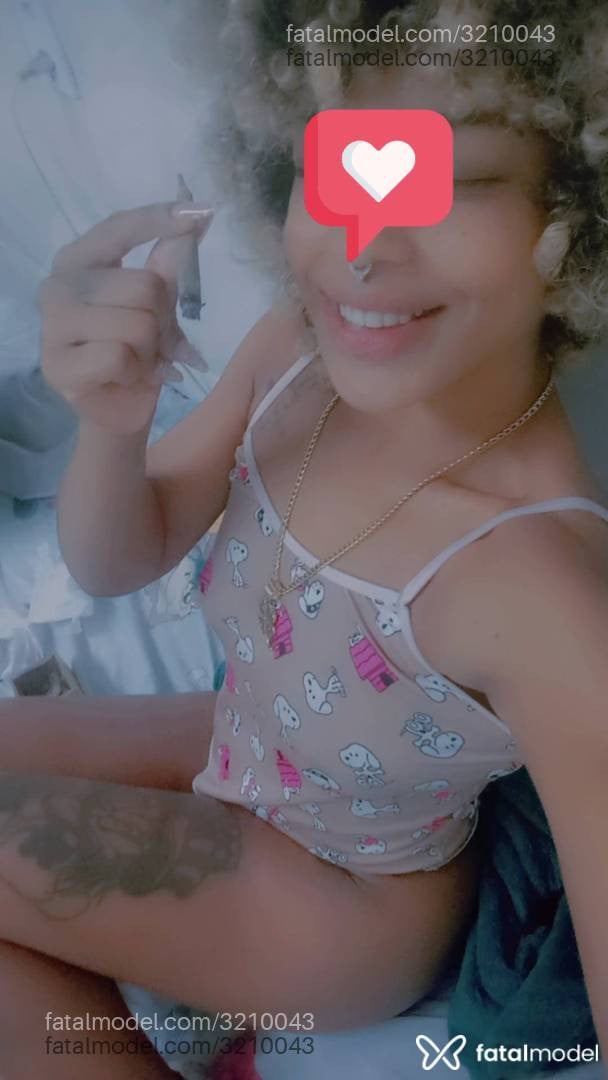 Acompanhante mulher loira (o) de olhos castanhos - Caixinhossoares