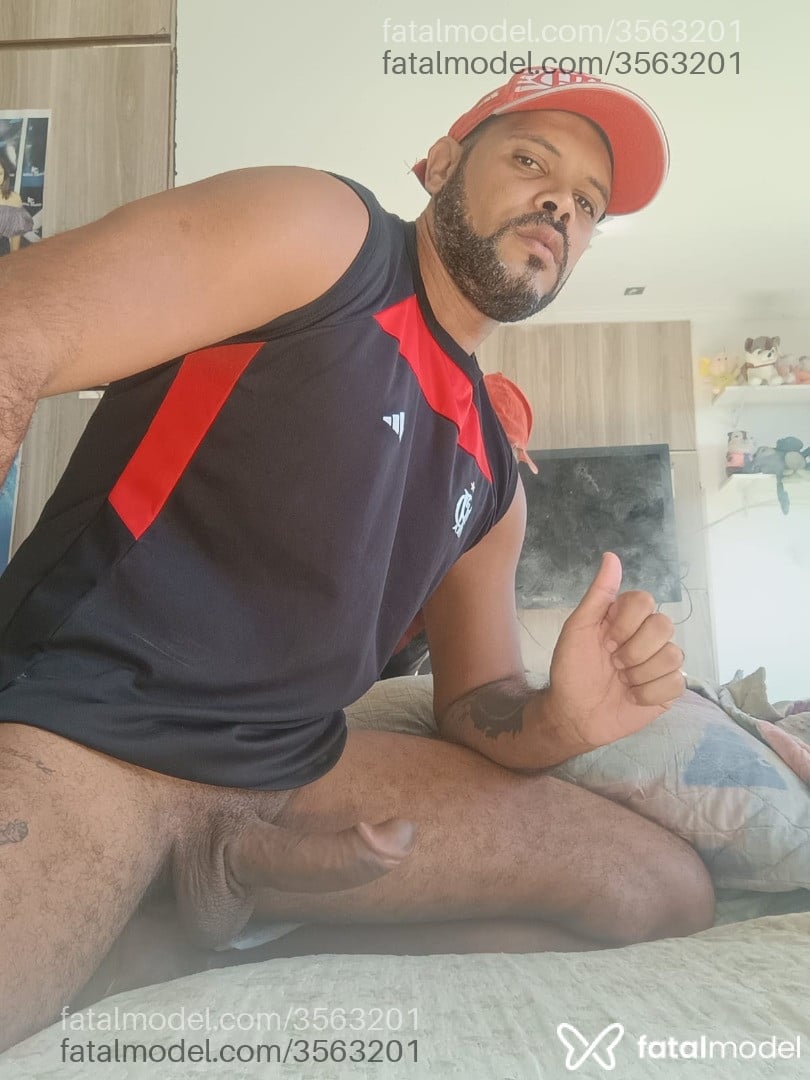 Acompanhante homem sem cabelo de olhos castanhos - Henrique