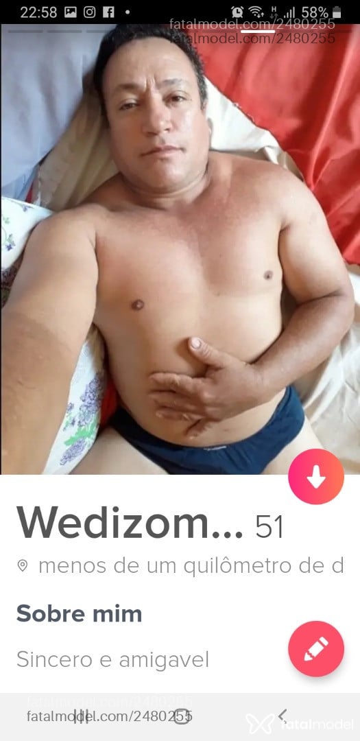 Acompanhante homem com cabelo grisalho de olhos mel - Silas