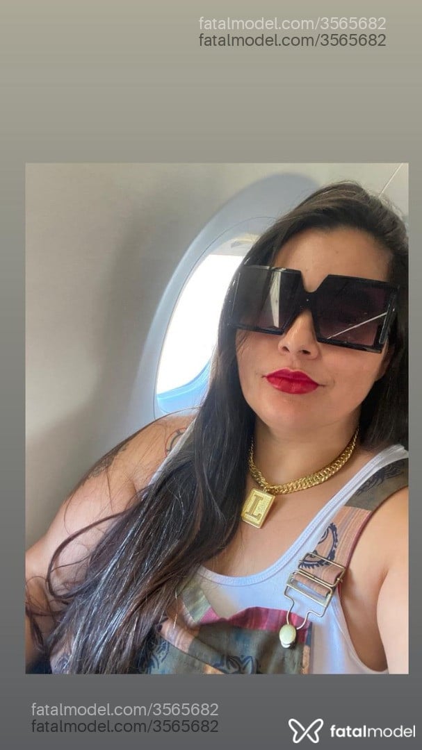 Acompanhante mulher com cabelo castanho de olhos castanhos - Lia Oliveira