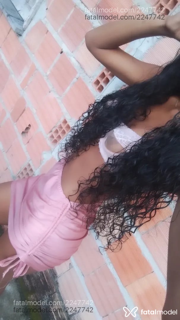 Acompanhante mulher trans morena (o) de olhos pretos - Vick