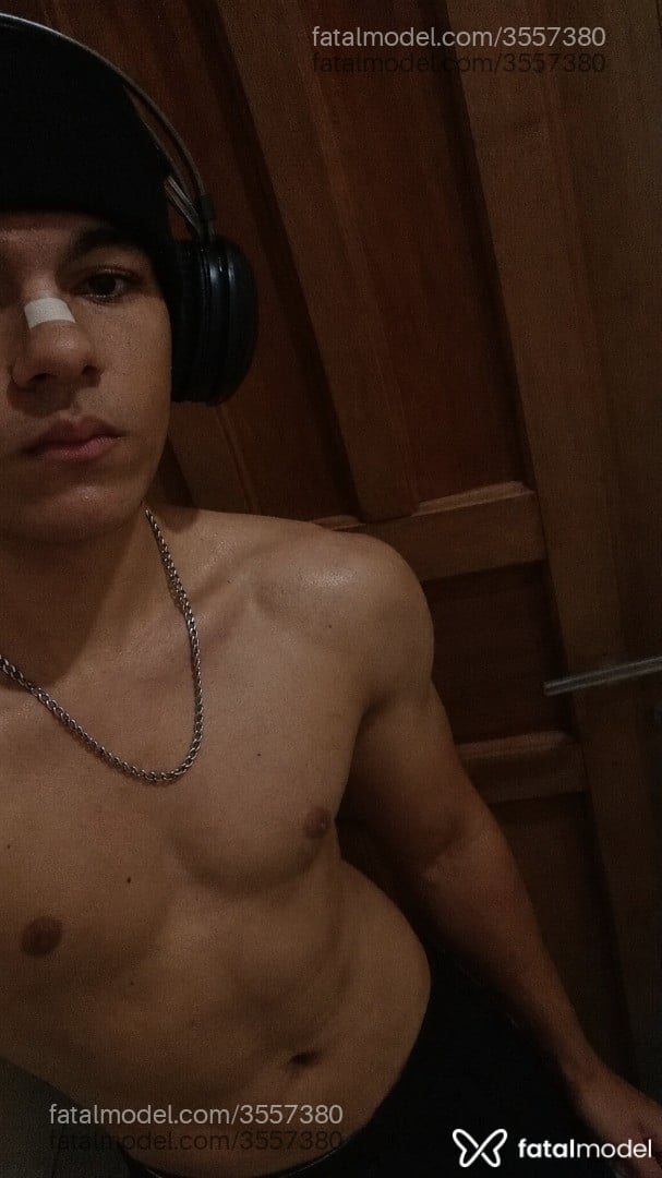 Acompanhante homem com cabelo castanho de olhos castanhos - Hateboy Acompanhante homem com cabelo castanho de olhos castanhos - Hateboy