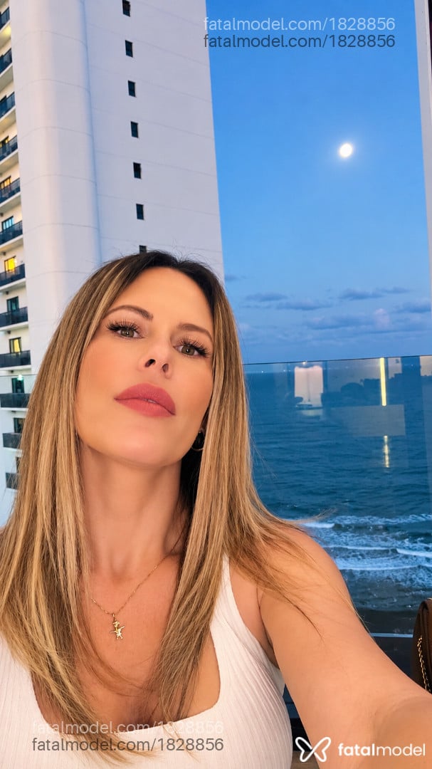 Acompanhante mulher loira (o) de olhos verdes - Jalila Acompanhante mulher loira (o) de olhos verdes - Jalila