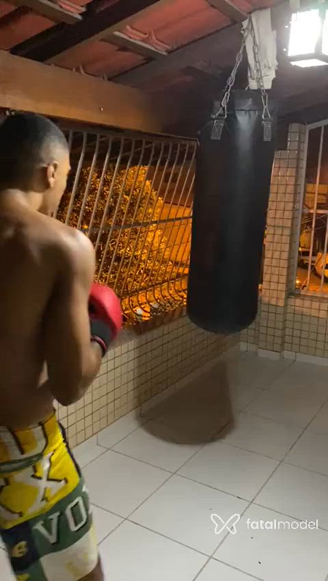 Acompanhante homem morena (o) de olhos castanhos - Mbappe