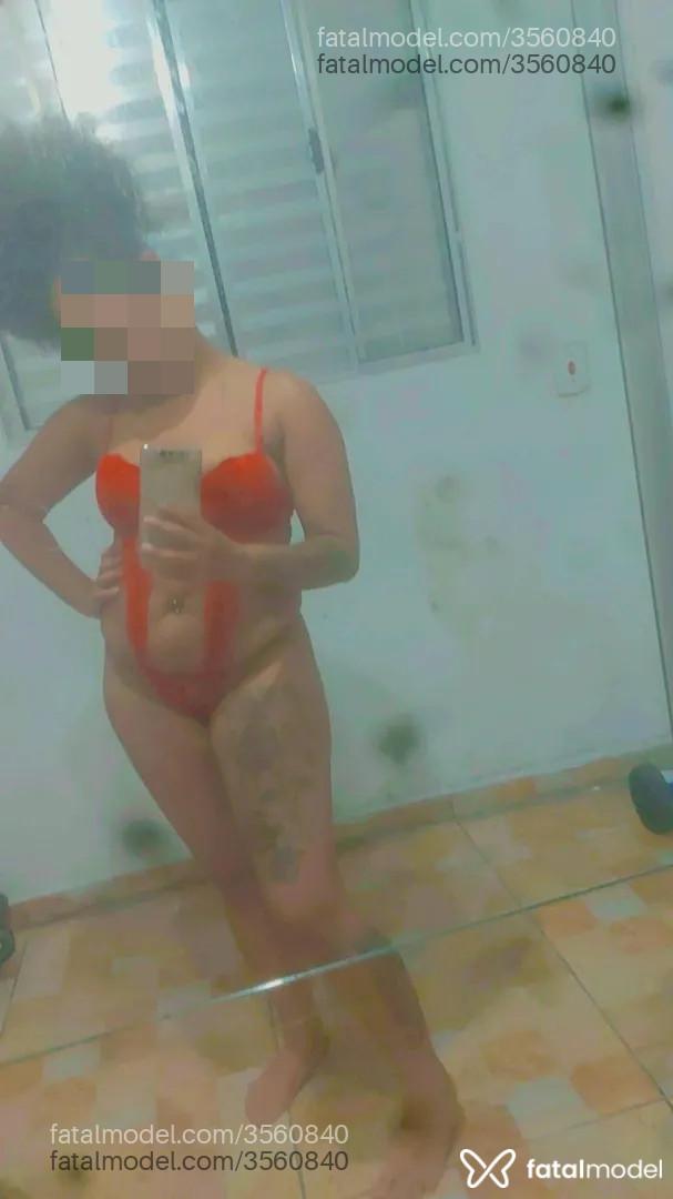 Acompanhante mulher com cabelo castanho de olhos castanhos - Preta Acompanhante mulher com cabelo castanho de olhos castanhos - Preta