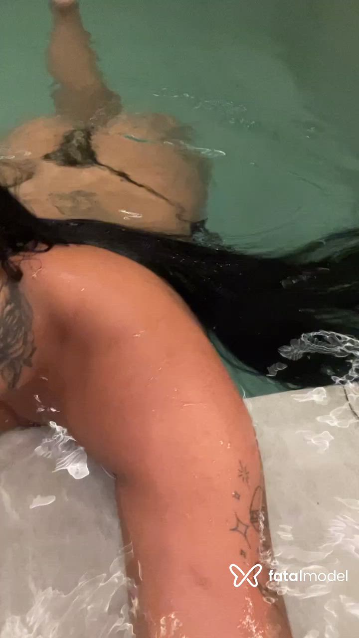 Acompanhante mulher morena (o) de olhos pretos - Medusa