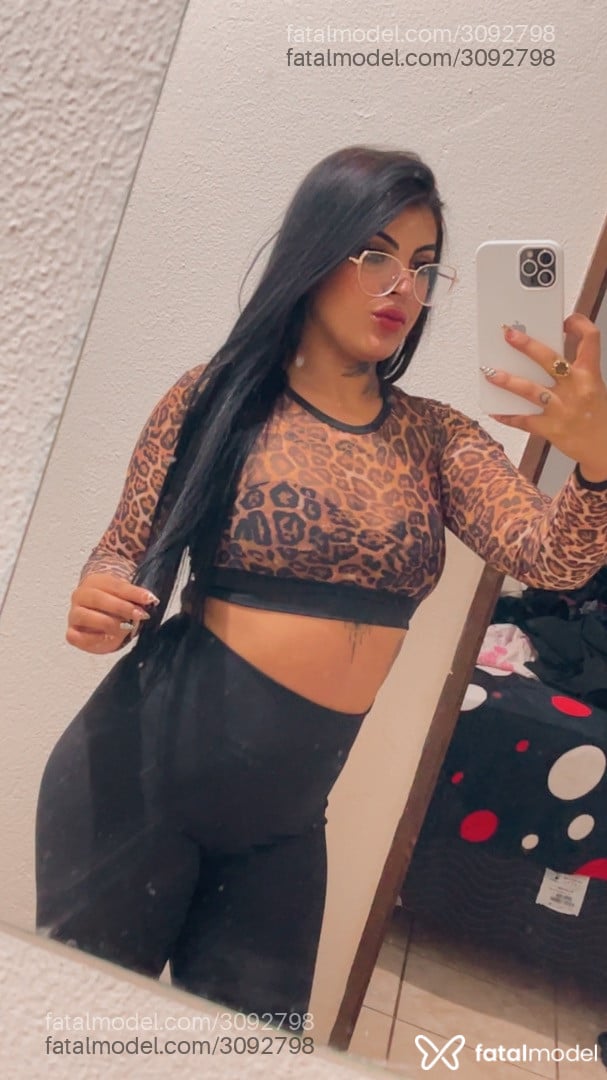 Acompanhante mulher morena (o) de olhos pretos - Medusa