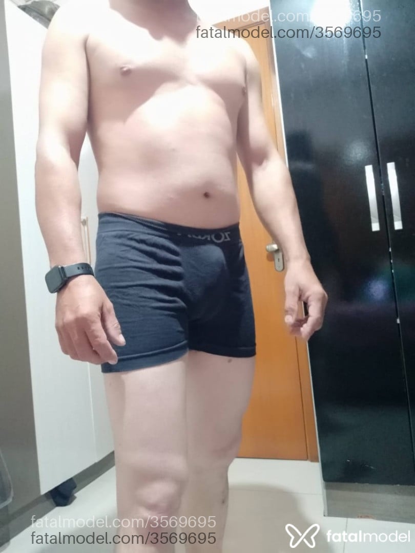 Acompanhante homem com cabelo castanho de olhos castanhos - Hércules