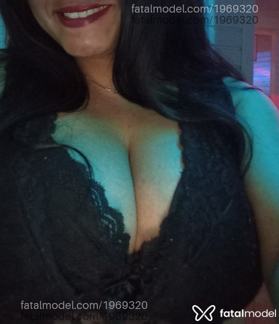 Acompanhante mulher morena (o) de olhos pretos - Manu Novais Acompanhante mulher morena (o) de olhos pretos - Manu Novais