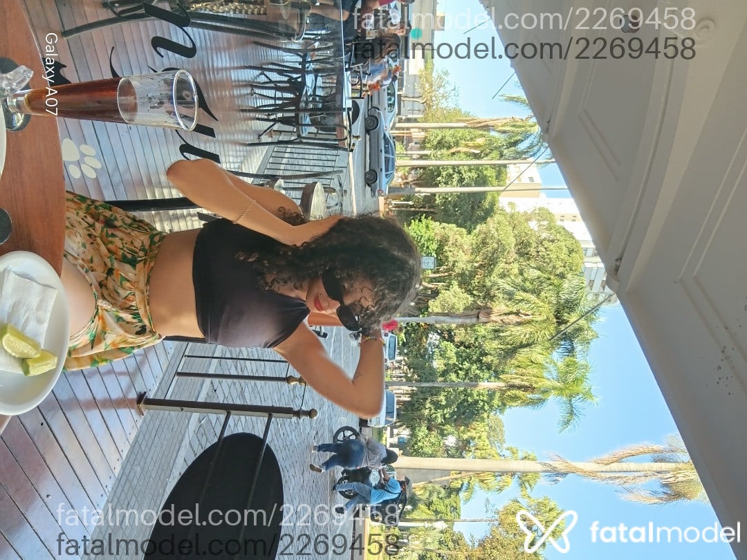 Acompanhante mulher morena (o) de olhos castanhos - Melanie