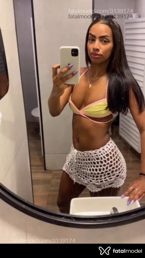 Acompanhante mulher morena (o) de olhos castanhos - Isis