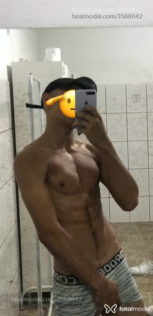 Acompanhante homem com cabelo castanho de olhos castanhos - Stevan Acompanhante homem com cabelo castanho de olhos castanhos - Stevan