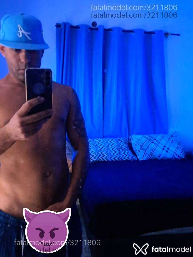 Acompanhante homem com cabelo castanho de olhos castanhos em São José Acompanhante homem com cabelo castanho de olhos castanhos em São José - Leandro