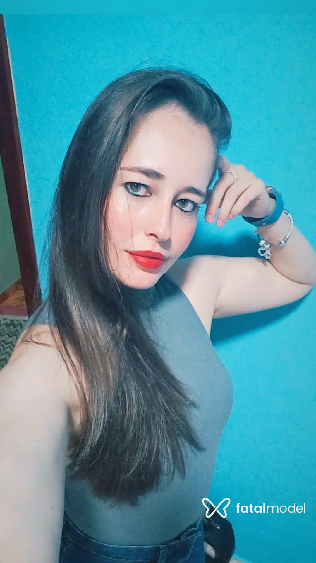 Acompanhante mulher com cabelo castanho de olhos verdes - Ary